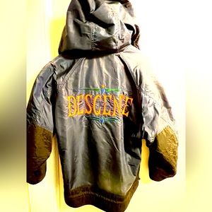 Unisex snowboard pullover.